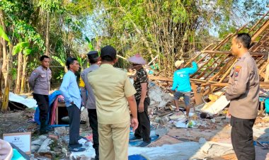 Polres-Lamongan-Bantu-Bangun-Rumah-Warga-yang-Ambruk-Terdampak-Putting-Beliung